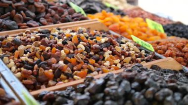 Pazar yerinde çeşitli kurutulmuş meyvelerin parlak görüntüsü.