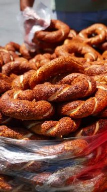 İstanbul 'da bir satıcı tarafından satılan simit aromasının tadını çıkarın..