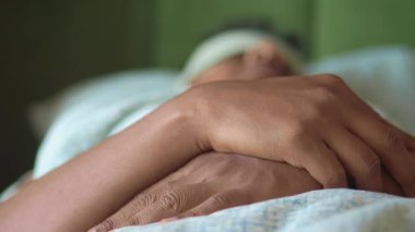 hasta hastane yatağında dinleniyor.