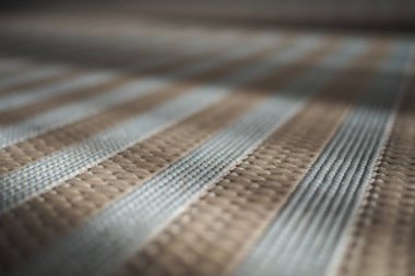 Dokuma kumaşı yakın görüntüde ayrıntılı çizgi desenlerini ve dokularını gösterir.