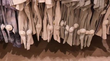 Perakende dükkanındaki giysilere güvenlik etiketi.