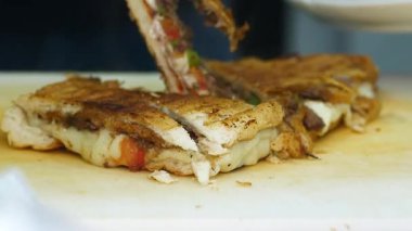 Kızarmış peynirli sandviç hazırlıyorum..