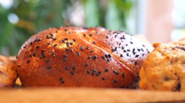 Fırıncı, ekmek ve kurabiye de dahil olmak üzere farklı hamur işleri gösteriyor..