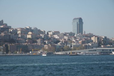 İstanbul yakınlarındaki sularda binaları olan tekneler..