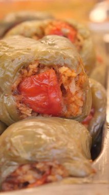 Doldurulmuş biberler öğleden sonra mutfakta hazırlanıyor..