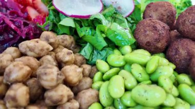 Taze sebzeler, baklagiller ve protein seçenekleriyle yemek hazırlıyorum..