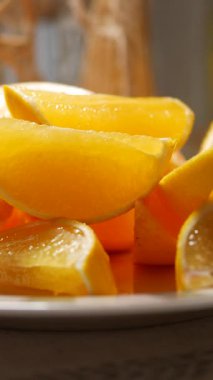 Taze portakal dilimleri bir tabakta güzelce hazırlandı..