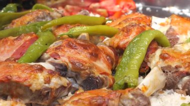 Pişmiş et, biber, pirinç ve domatesli büyük tabak.