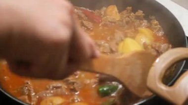 İçindekiler fırının üstünde birlikte pişiyor ve buhar yükseliyor..