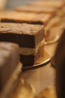 Çikolatalı pasta dilimleri müşteriler görsün diye masaya konur..