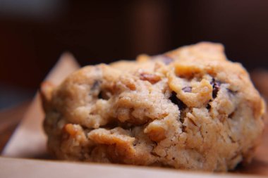 Çikolata parçalı kurabiye, mutfaktaki ahşap bir yüzeye oturur..