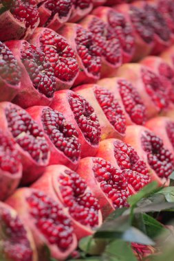 Nar yarımları sonbahar sezonunda bir pazar yerinde dizilir..