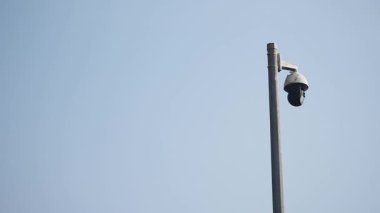 Kutuptaki kamera gökyüzünü ve yakınlardaki çevreyi çeker..