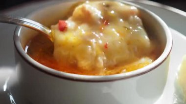 İnsanlar kış boyunca sıcak bir kafede sıcak çorba içmek için toplanırlar..