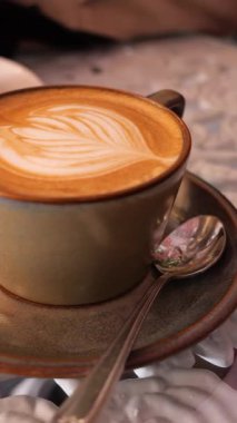 Kahve, bir kafe ortamında kahve ile servis edilir..