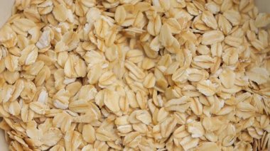 Yavaş hareket eden yulaflar bir kaseye düşer. ,