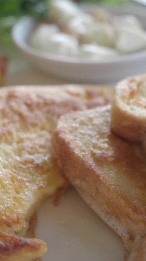 Tost, güneşli bir mutfakta pürüzsüz bir şekilde servis edilir..