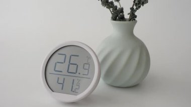 Bir aygıt bir odada mevcut sıcaklığı ve nemi gösterir.