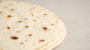 Bir mutfakta tortillaların sıfırdan yapılışını izleyin..