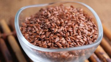 Beslenmek için çeşitli yemek ve içeceklere keten tohumu eklemeyi öğrenin.
