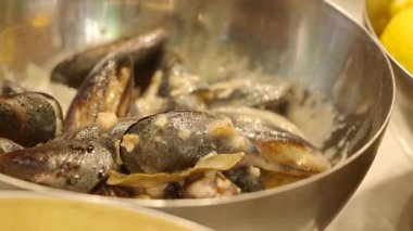 Temel yöntemler ve taze malzemelerle midye hazırlamayı öğrenin..