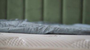 Yatak odasındaki bir yatağın üzerine düzgünce yerleştirilmiş..