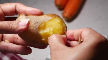 Patates soymayı öğren ve onu yemeğe hazırla..