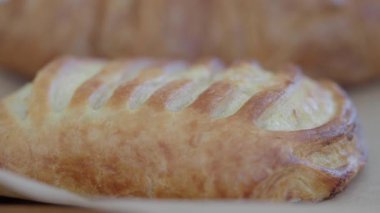 Bir fırıncı sabah saatlerinde mutfakta taze ekmek hazırlar..