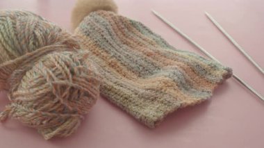 Renkli iplik ve iğneler kullanarak örgü örme işlemi.