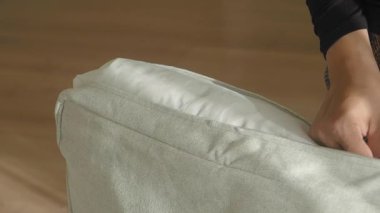 Yastık kılıfının nasıl doldurulacağını öğren ve kullanılmaya hazır hale getir..