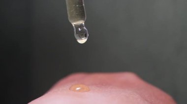 Cilt bakımının bir parçası olarak bir damla serum derinin üzerine düşer..