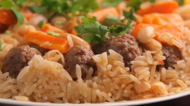 Bir grup pirinç ve köfteleri sebzelerle paylaşmak için toplanıyor..