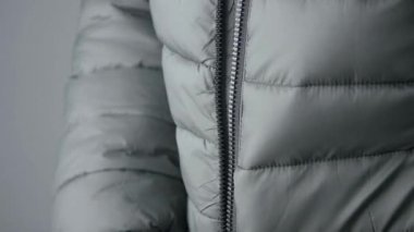 Bir ceketin fermuarını çek. .