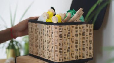 Çocuk oyuncaklarını sepetin içinde kolayca nasıl düzenleyeceğini öğren..