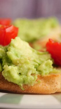 Avokado ve taze domatesli tost nasıl hazırlanır?