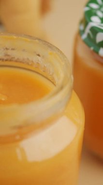 Bir konteynırda muhafaza edilen bebek maması yakın plan. ,