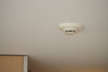 Güvenlik için tavan arasına duman dedektörü yerleştirildi.