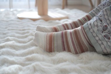 İki ayaklı çoraplar sessiz bir anda kalın, yumuşak bir halının üzerinde dinlenir..