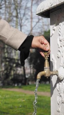 Bir insan gün içinde parktaki musluğu açıyor..