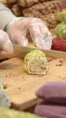 Kesme tahtasıyla Türk lokumu kesmek ,