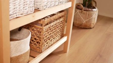 Daha iyi bir düzen için sepetler ahşap raflara dizilmiştir..