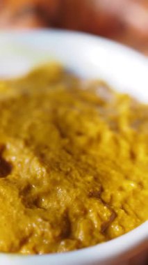 Bir kabın içindeki zerdeçal macununun yakınlaştırılması .