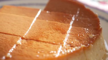 Bu, kolay yöntemler ve ortak öğeler kullanarak flan 'ın nasıl hazırlanacağını gösterir.