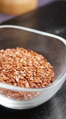 Bir insan yemeklerde keten tohumlarının nasıl hazırlanacağını gösterir..