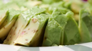 Avokado dilimini tabakta yakın plan çek. .