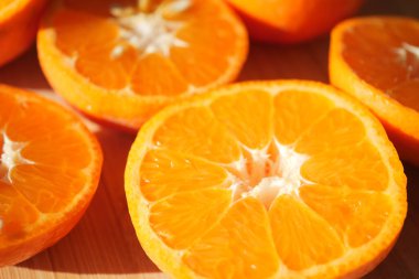 Taze kesilmiş portakallar atıştırmalıklar için parlak turuncu bölümleri gösteriyor..