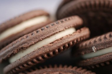 Kurabiyeler birbirine yakın istiflenir, dokusunu ve dokusunu gösterir..