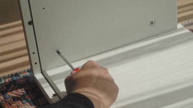 Düz bir yüzeyde bir araç kullanarak bir raf oluşturur.