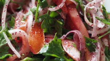 Salata yapmak için taze ot ve sebze doğruyorum..