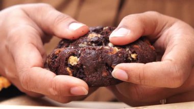 Ellerin sıcak bir kurabiye tutsun. İnsanlar toplandıkça aroma boşluğu dolduruyor..